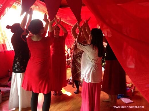 Red-Tent-Activation-circle-dancing4-Chile-2016500x400